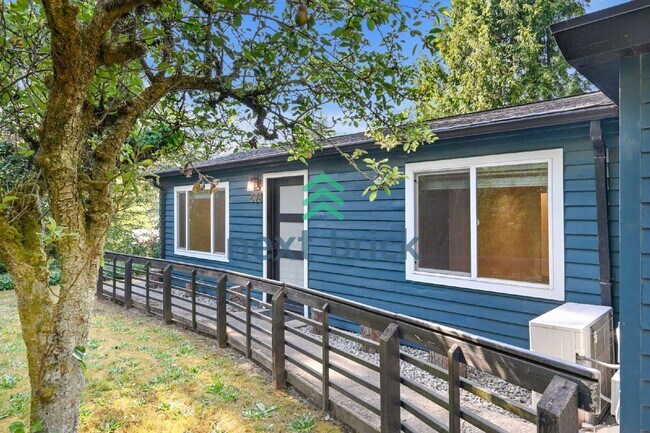 Foto del edificio - Charming Shoreline Home on a Spacious Lot | A/C & EV Charger | Near Light Rail