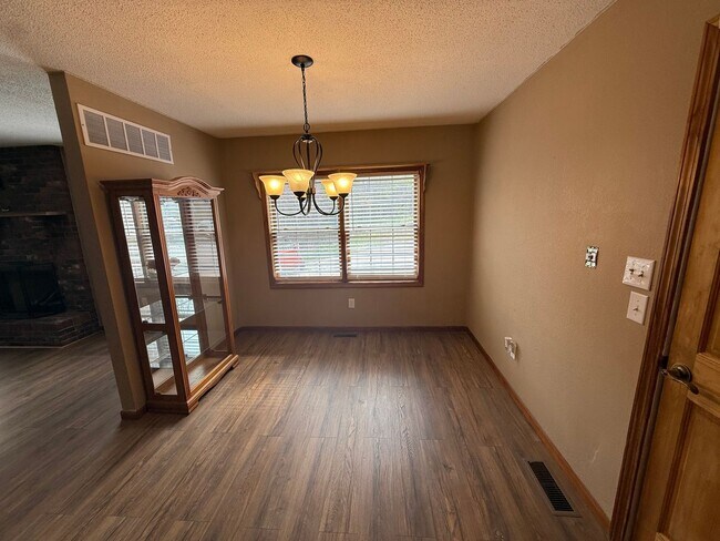 Building Photo - Spacious 5 Bedroom Home in a Peaceful Country Setting