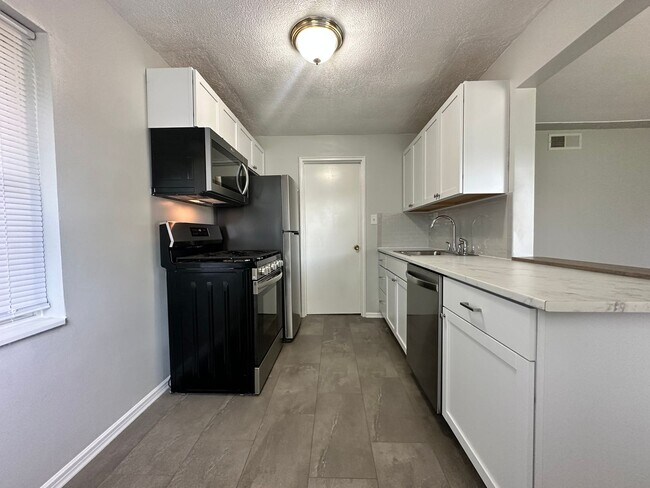 Building Photo - Three Bedroom Home in Battle Creek