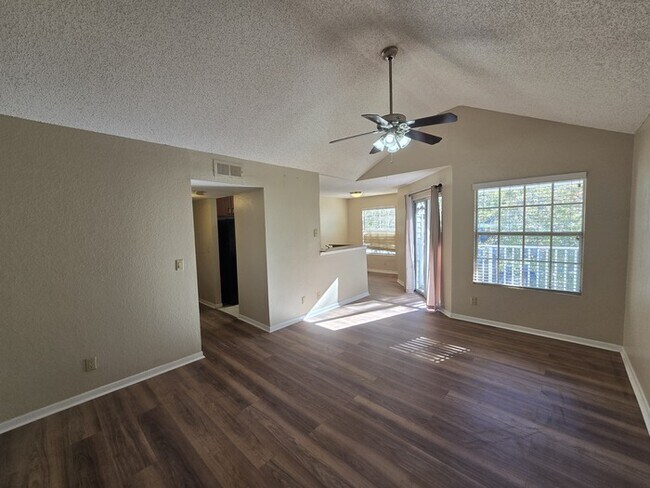 Building Photo - 1 Bed 1 Bath Third floor condo in Nice Community for Rent in Orlando $1349