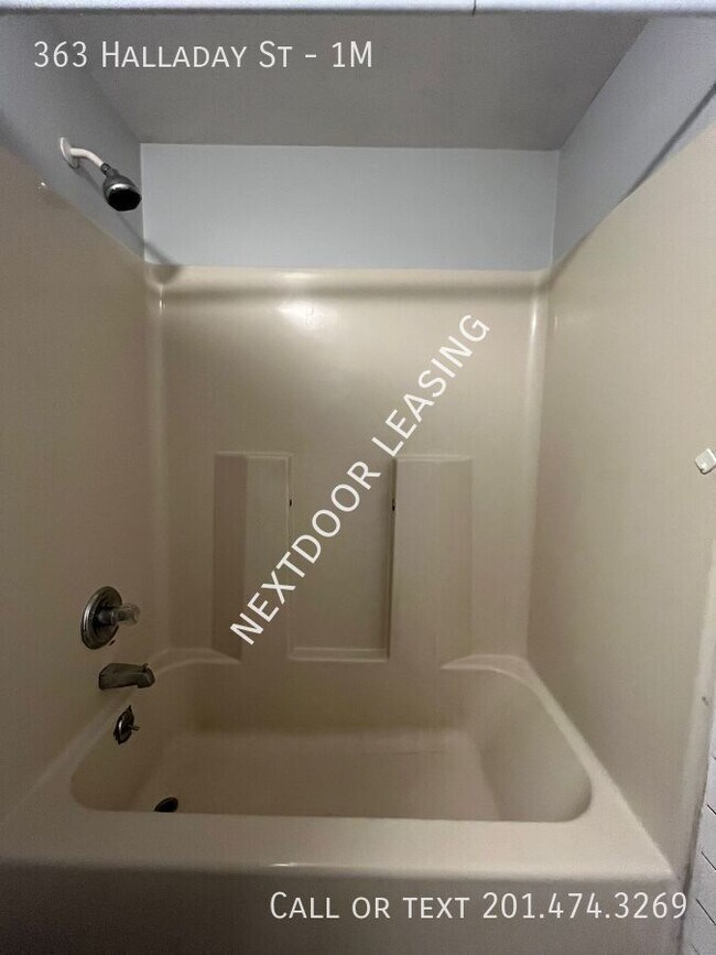 Foto del edificio - 363 Halladay St