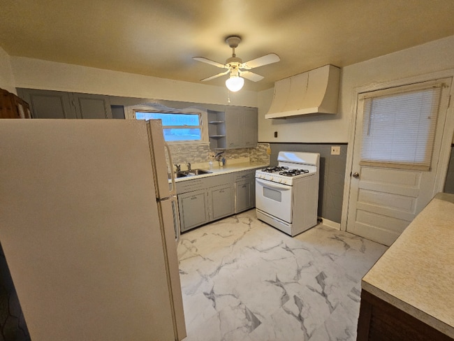 Building Photo - 1046 W 1st St