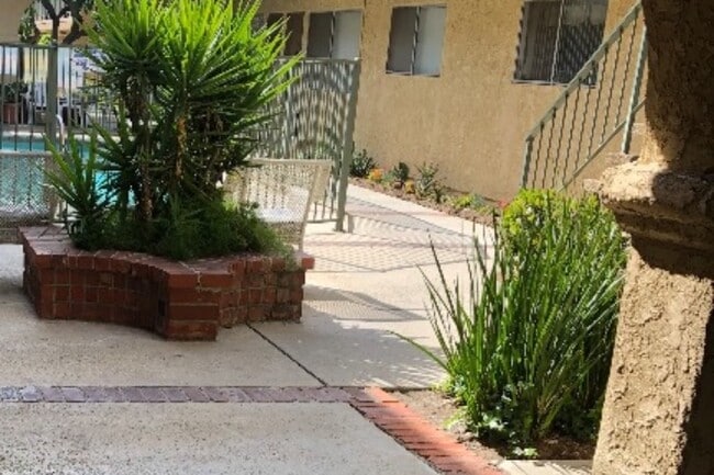 Courtyard - 318 W Chevy Chase Dr
