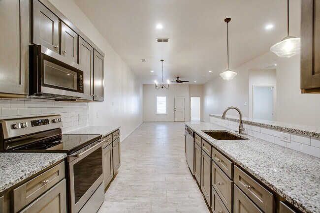 Building Photo - Wonderful 3/2/2 Townhome!