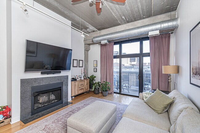 Building Photo - 1635 W Belmont Ave