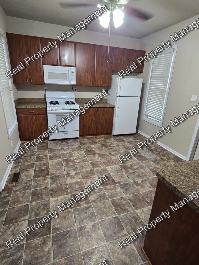 Foto del edificio - Three Bedroom with Oversized Garage