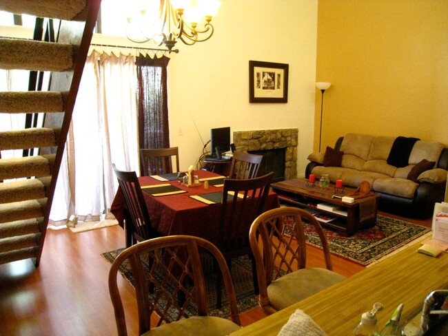 Foto del edificio - Spacious 2Bd/2Ba Townhome with Loft
