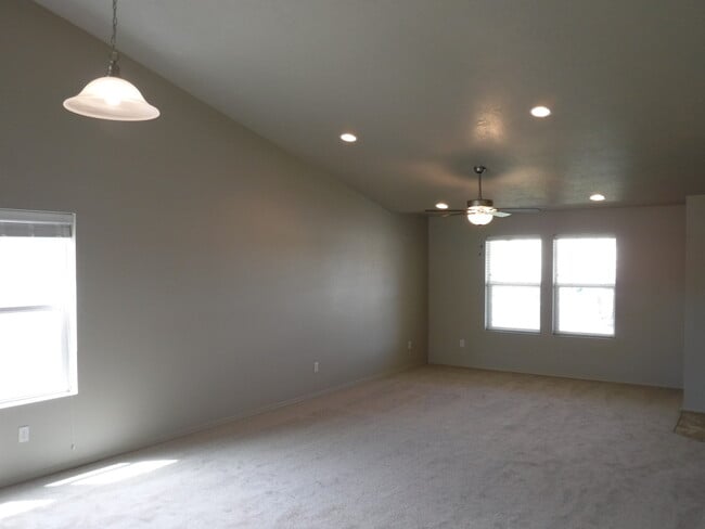 Building Photo - Beautiful new 3 bed 2 bath home in a quiet Star neighborhood.