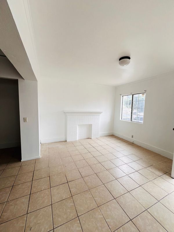 Foto del edificio - 1738 W 38th St