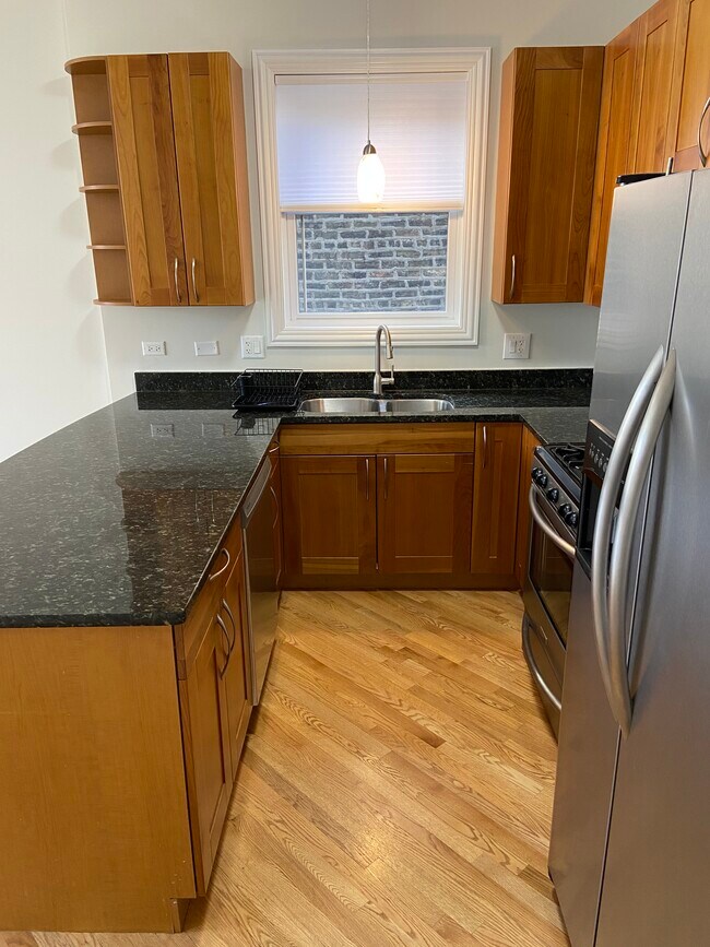 Kitchen - 933 N Winchester Ave