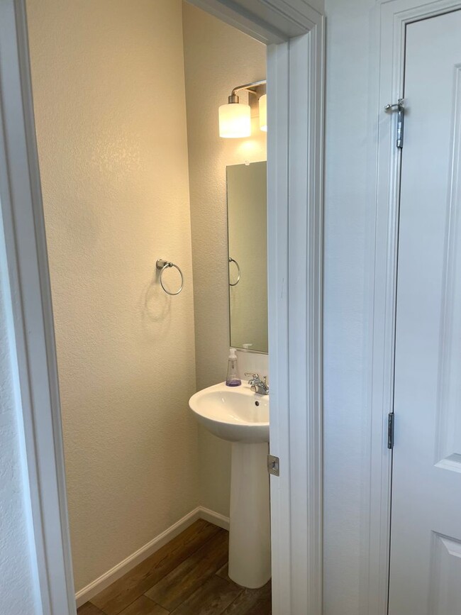 Building Photo - Beautiful 4bd 3.5 bath townhome for rent