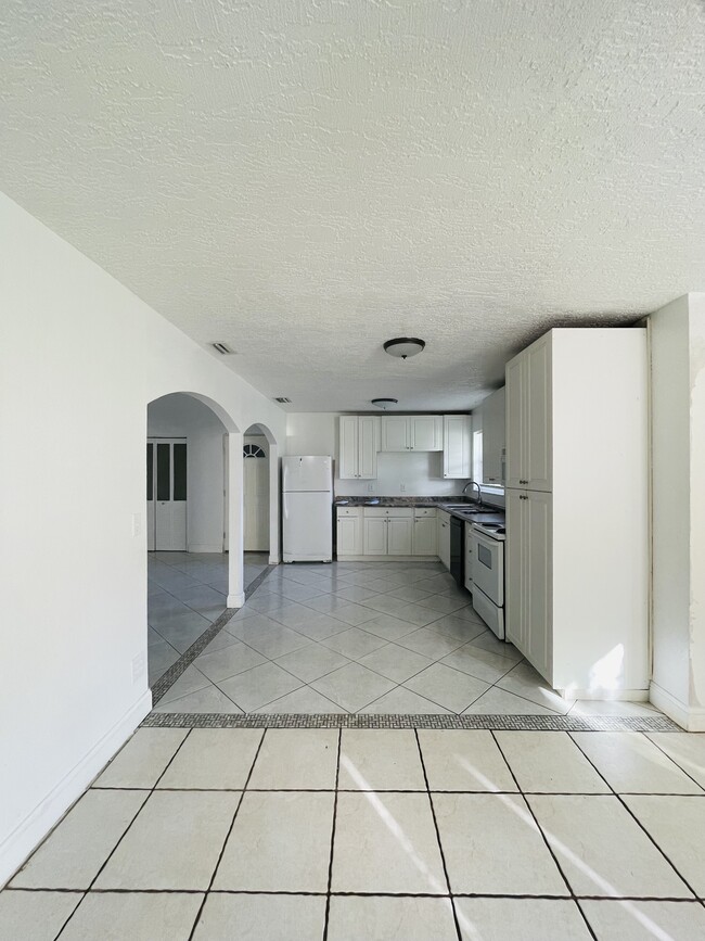 Building Photo - 1108 Myrtle Ln