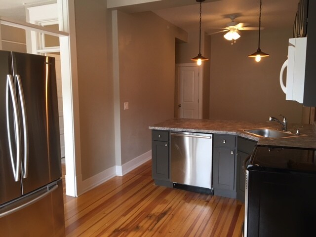 Cocina mirando hacia la sala de estar. - 219 5th St