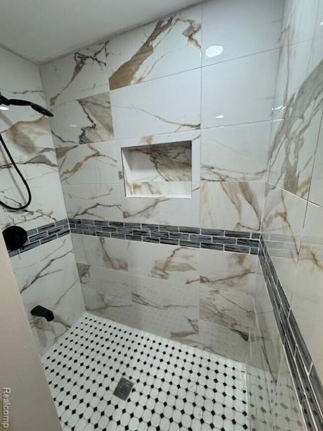 Foto del edificio - WELCOME TO THIS BEAUTIFULLY UPDATED, LIGHT-FILLED RANCH HOME IN TROY 4 BEDROOMS 2 BATHS SITTING O...