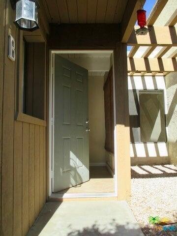 Foto del edificio - 74155 Candlewood St