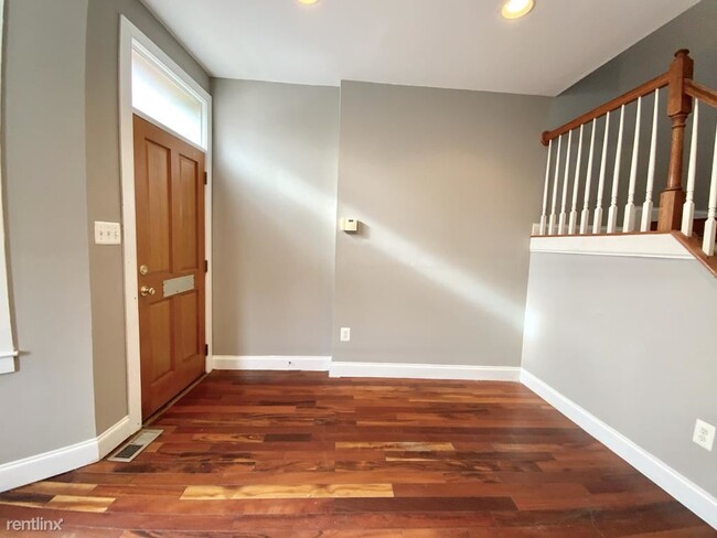 Building Photo - 2 br, 1 bath Townhome - 2822 Frederick Avenue