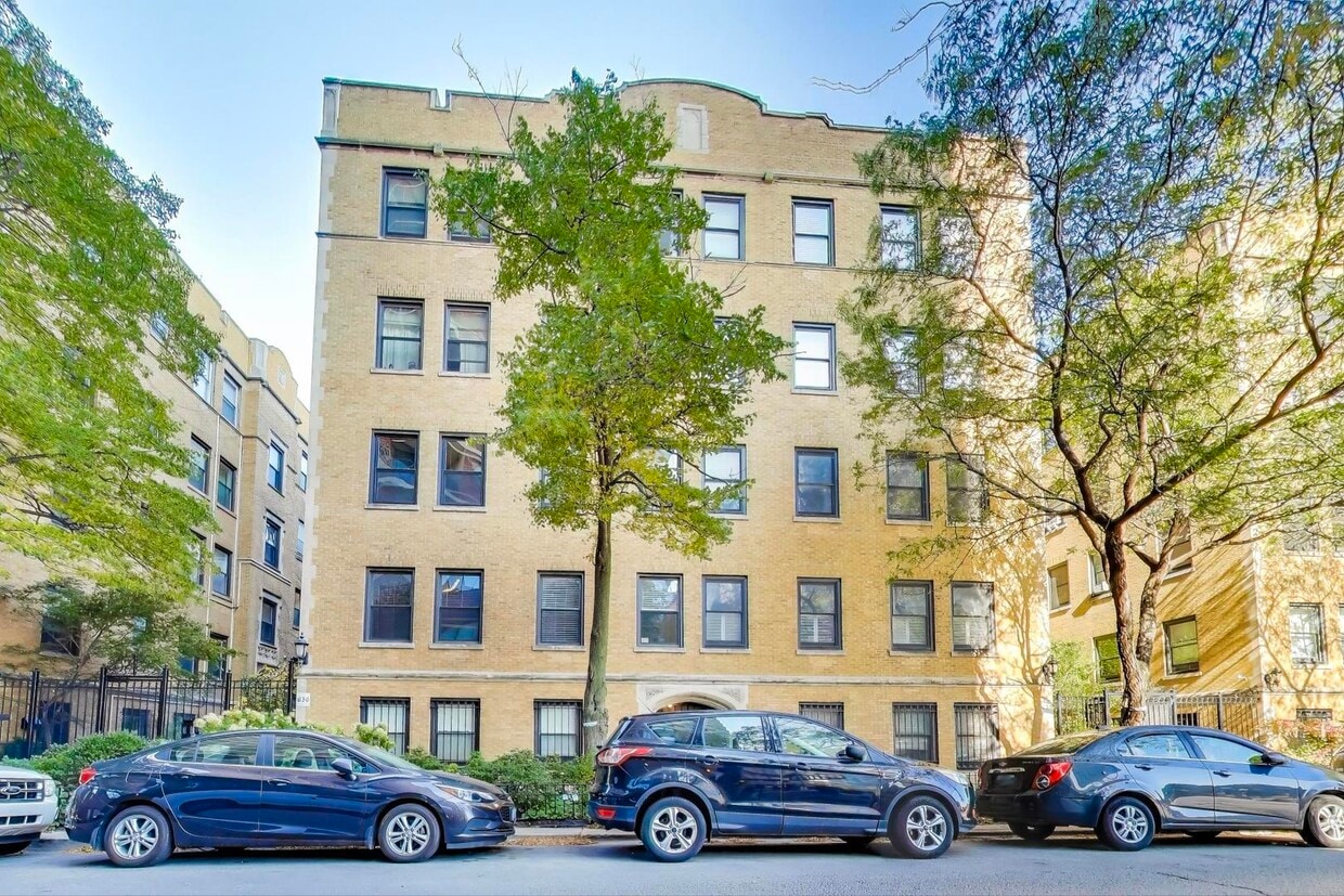 Primary Photo - 636 W Waveland Ave