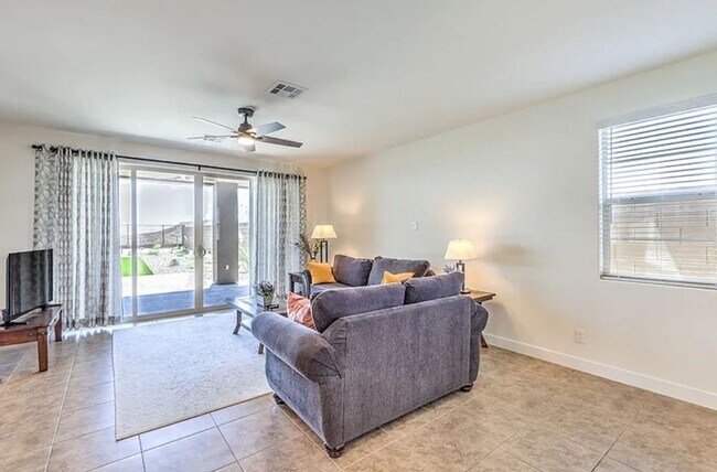 Foto del edificio - Summerlin Stunner- Spacious Backyard, Stri...