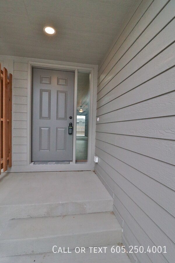 Foto del edificio - Lots of space and a beautiful porch will m...