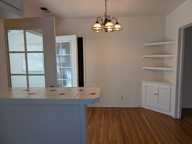 Foto del edificio - Taylor Wheeler built Fresno High Area home offering wonderful amenities + separate 1 bedroom suite.