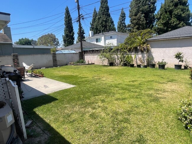 Building Photo - 5325 Dunrobin Ave