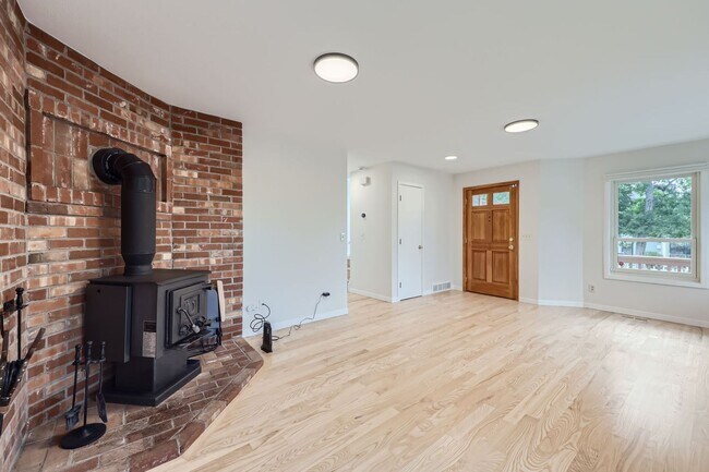 Building Photo - Centrally Located Newly Renovated Boulder ...
