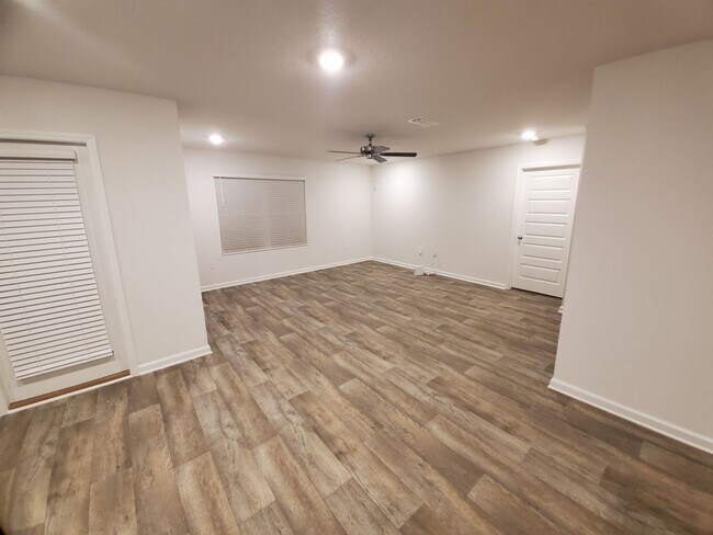 Foto del edificio - Newer 4 Bedroom, 2 Bath Smart Home located in the perfect location of Pensacola!