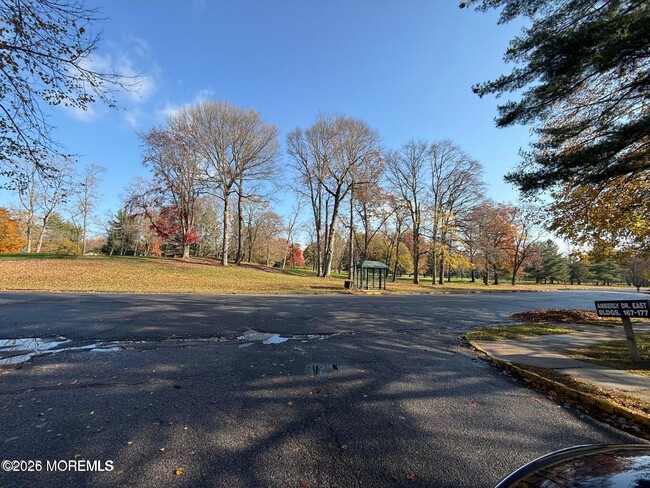 Foto del edificio - 93 Arrowood Rd