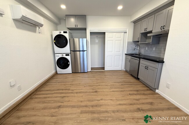 Foto del edificio - Fully Remodeled Studio with In-Unit Washer and Dryer