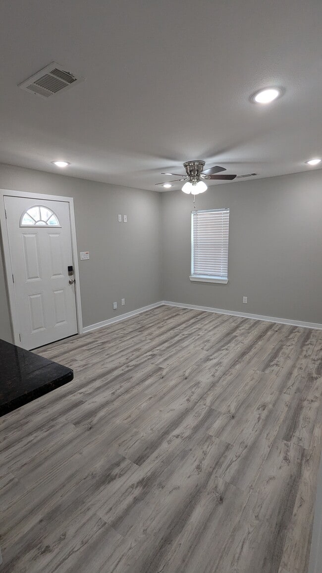 Living room - 1152 Hill St