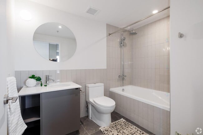 Building Photo - 2114 Rue Sainte-Catherine E