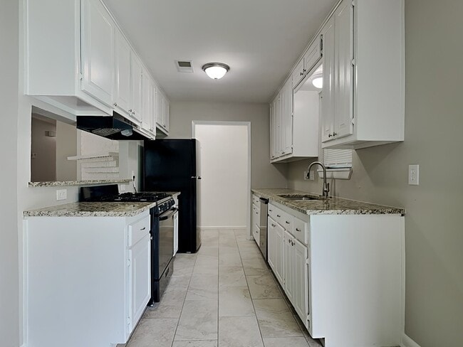 Building Photo - 24507 Fir Ridge Ct