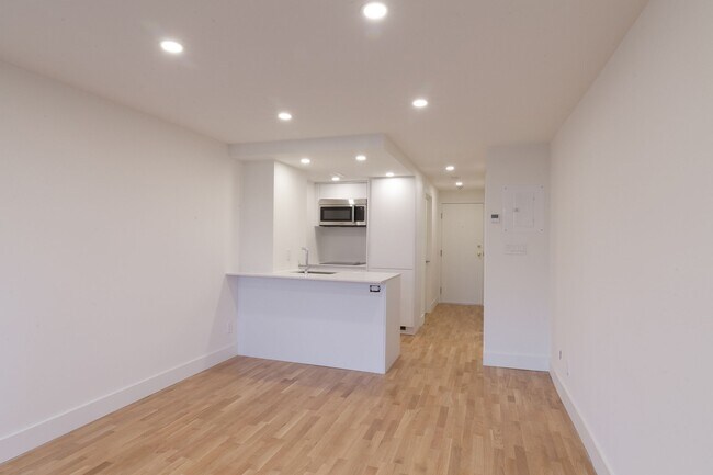 Building Photo - 3460 Rue Durocher