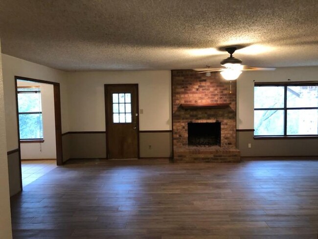 Building Photo - 3 Bedroom in Pine Tree