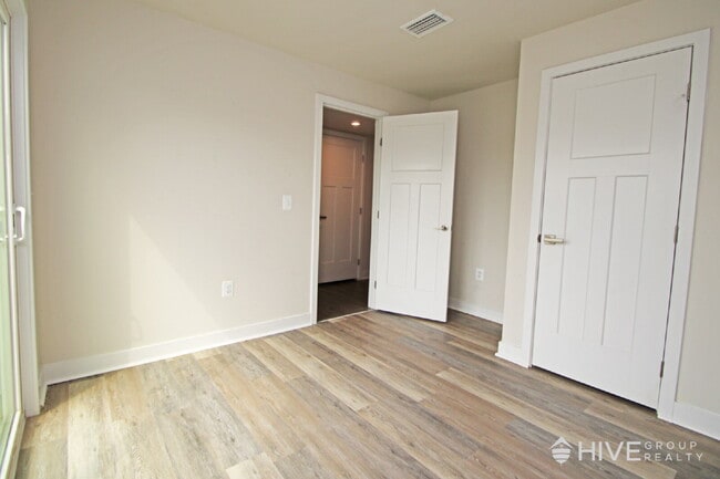 Foto del edificio - Spacious 4-Bed, 3.5-Bath with Garage!