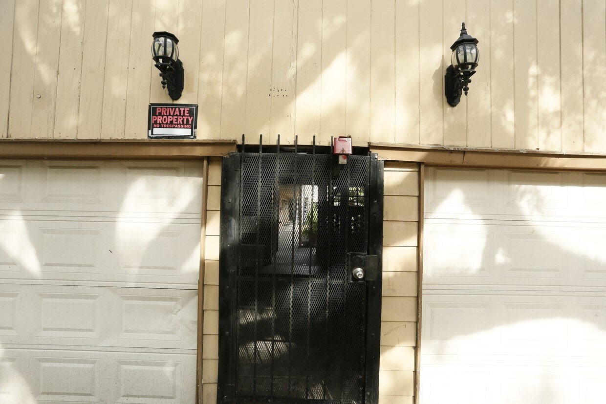 Building Photo - 103 - 105 Avondale