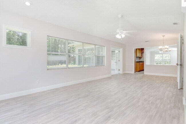 Building Photo - Charming 3bed / 3bath Home located on Lake...