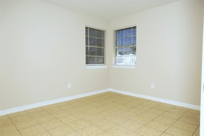 Building Photo - 123 W 6th St