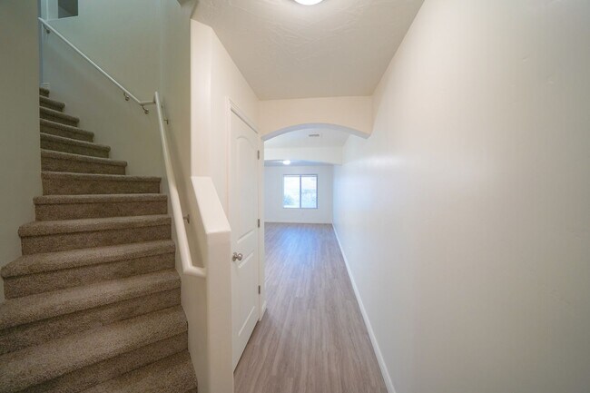 Foto del edificio - Remodeled 3 Bed / 2.5 Bath Townhome in Great Location