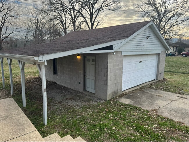 Building Photo - 2866 W Blue Lick Rd