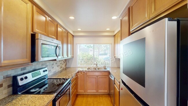 Building Photo - 2-bedroom Townhome in Irvine!