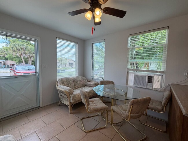 Foto del edificio - "Charming 1-Bedroom Retreat in North Port – Cozy 700 Sq Ft Oasis!"