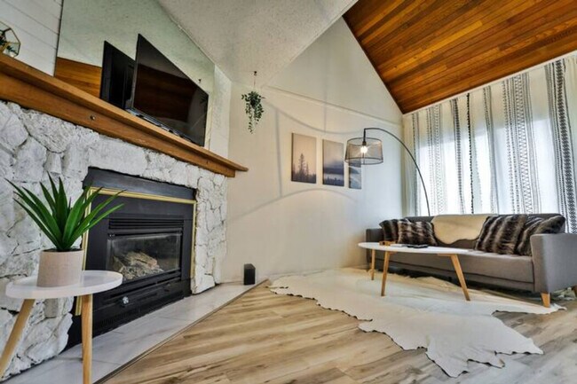 Building Photo - 961 Dewdney Way