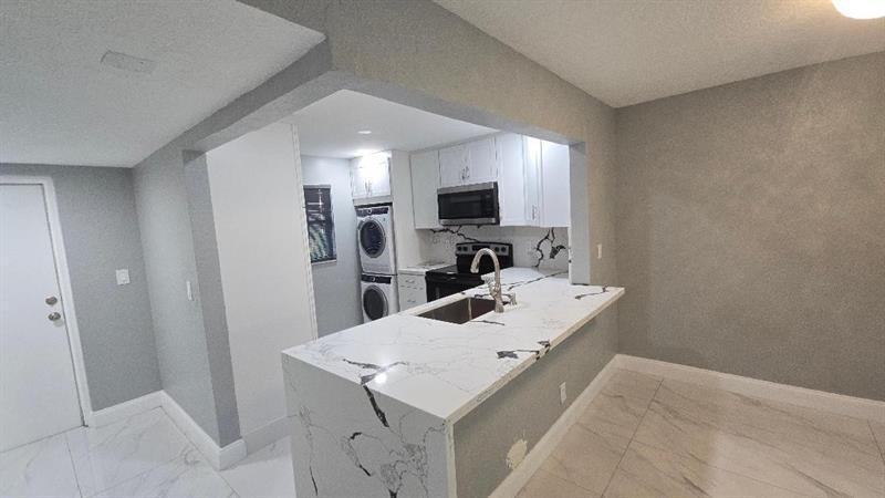 Foto principal - 3000 Riverside Dr