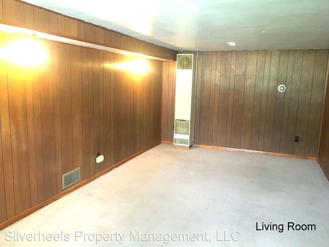 Building Photo - 607 1/2 Warren St