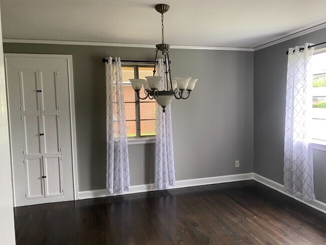 Building Photo - Large Beautiful Space!!!