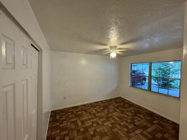 Building Photo - EARLm Duplex 5005 19th St W Bradenton