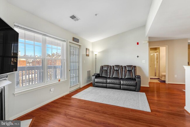 Building Photo - 521 Constellation Square SE