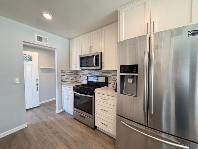 Building Photo - 551 Glencrest Dr