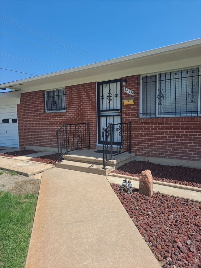 Building Photo - 1626-1628 Hollywood Dr
